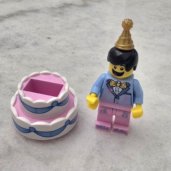 LEGO Birthday Cake Guy with Stand: Series 18 Collectible Minifig 71021 - Picture 7 of 12